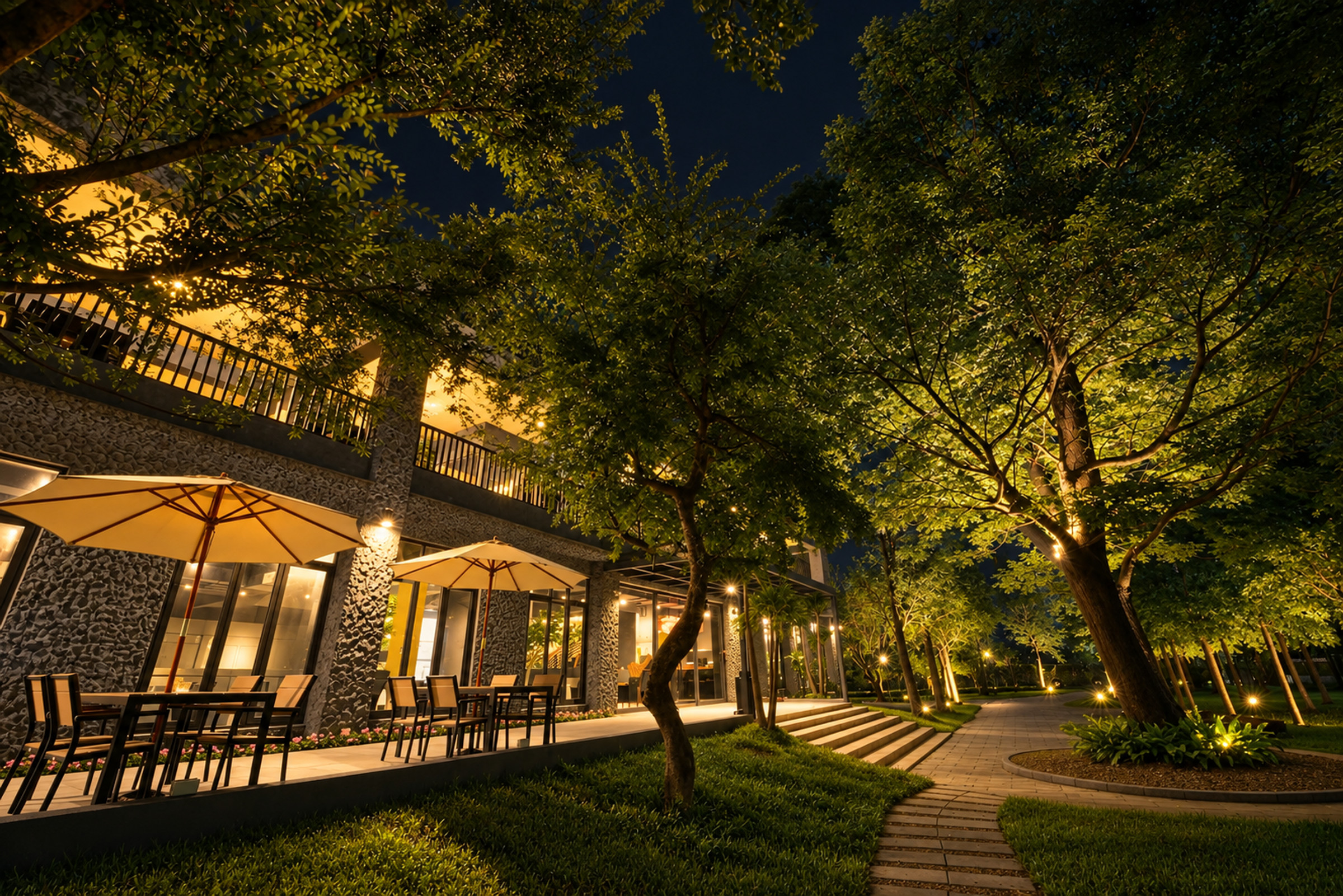 夜晚的庭園步道,樹上打著燈